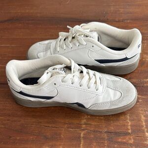 Boy Youth Reebok White and Gray Sneakers size 3